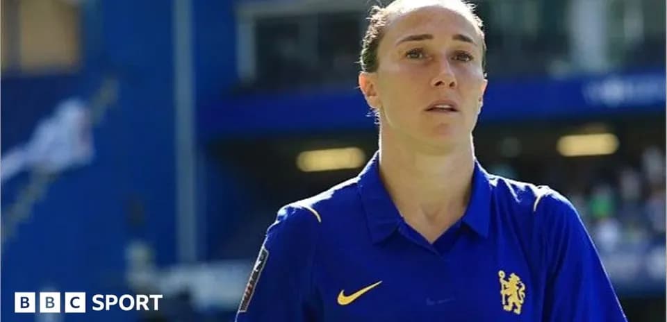 Игрок в синей форме Chelsea на стадионе