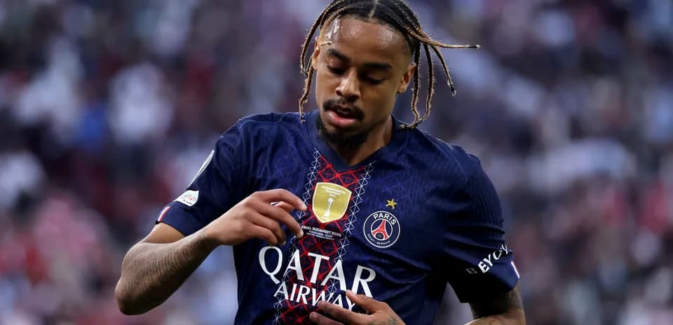 Игрок PSG рассматривает эмблему на футболке