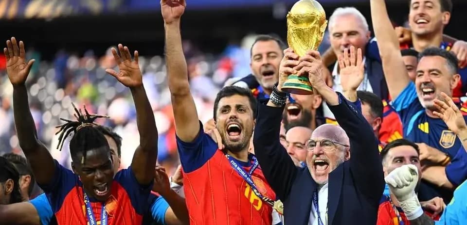 Команда празднует победу, держит трофей чемпионата мира