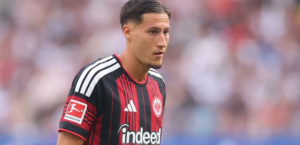 Игрок в форме Айнтрахта на поле