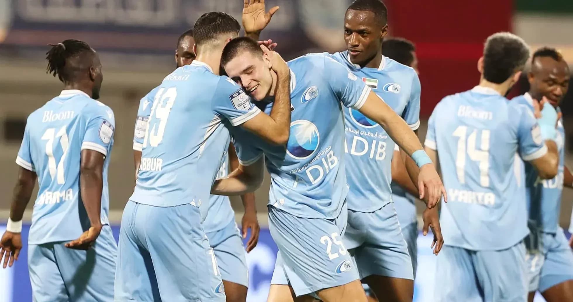 Игроки празднуют гол команды Khorfakkan U23