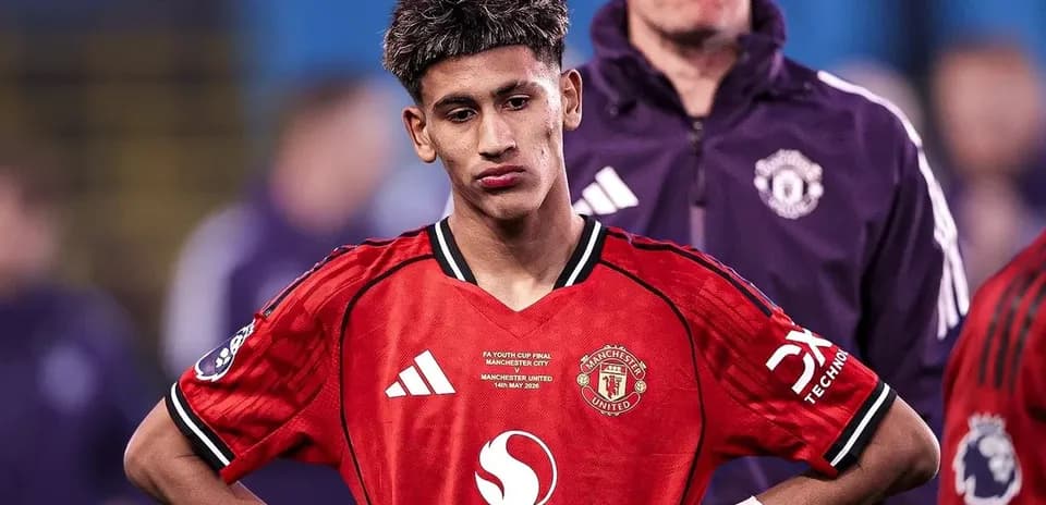 Игрок Manchester United в красной форме на поле