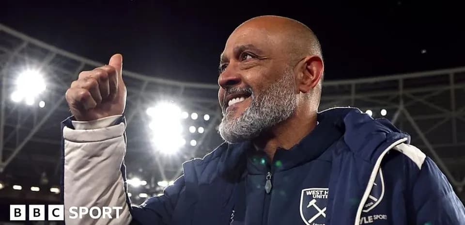 Тренер West Ham United с поднятым пальцем после матча