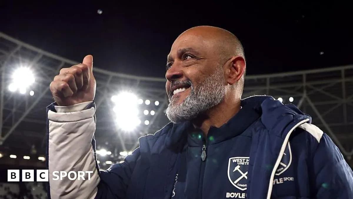 Тренер West Ham United с поднятым пальцем после матча
