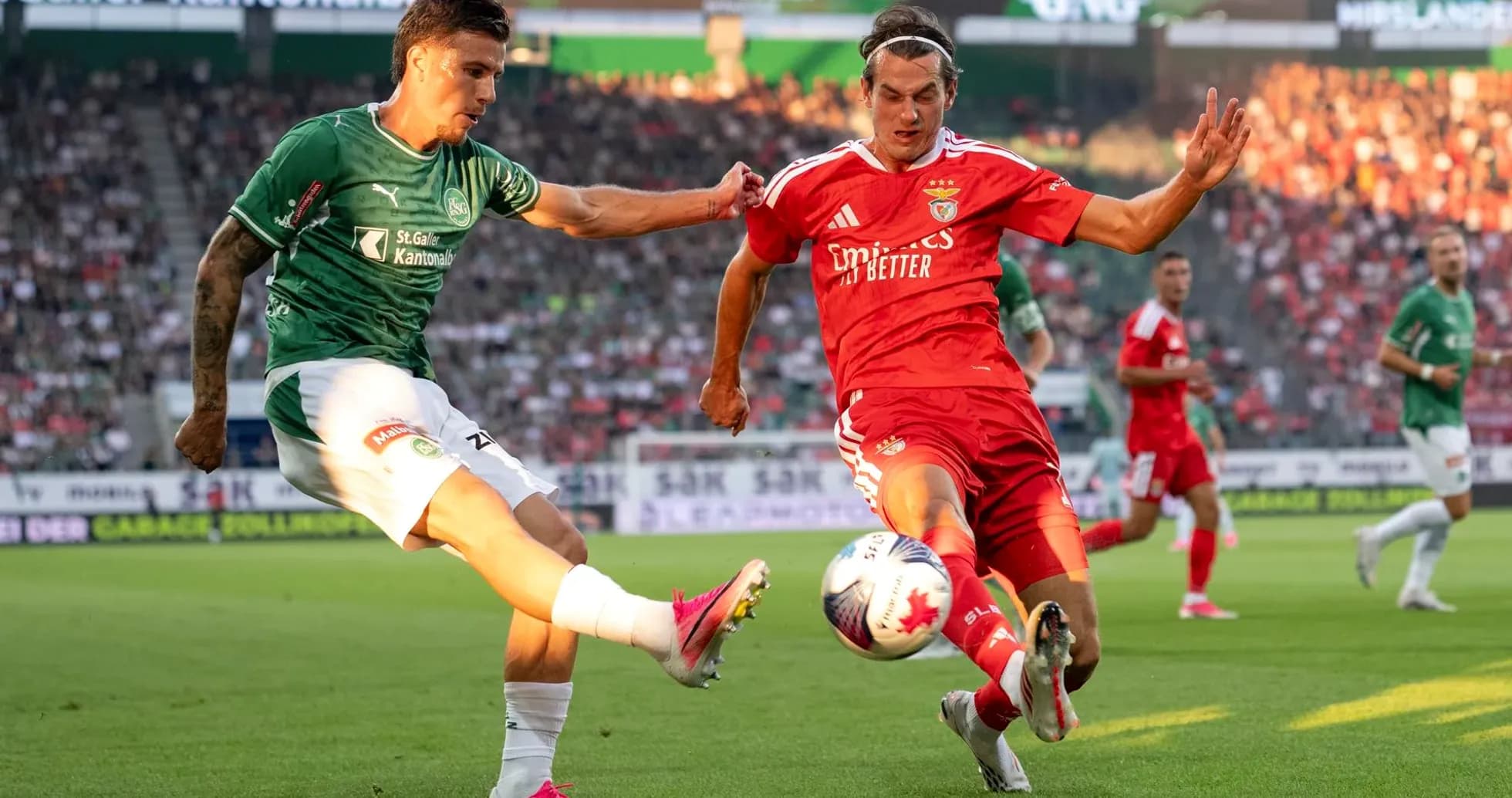 Игроки FC St. Gallen и Benfica в борьбе за мяч