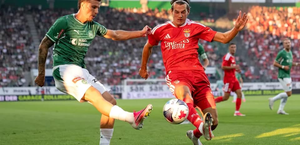 Игроки FC St. Gallen и Benfica в борьбе за мяч