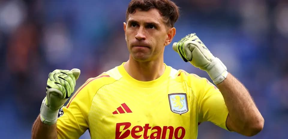 Вратарь Aston Villa празднует после матча