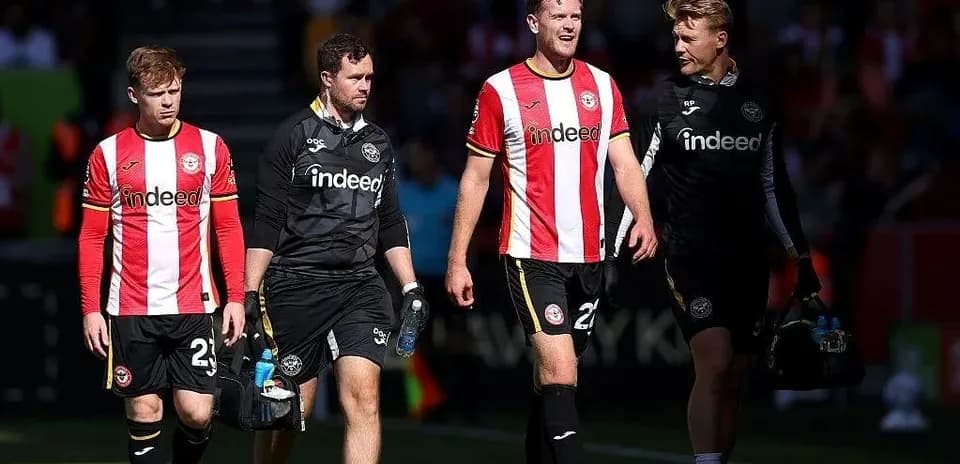 Игроки Brentford покидают поле после матча