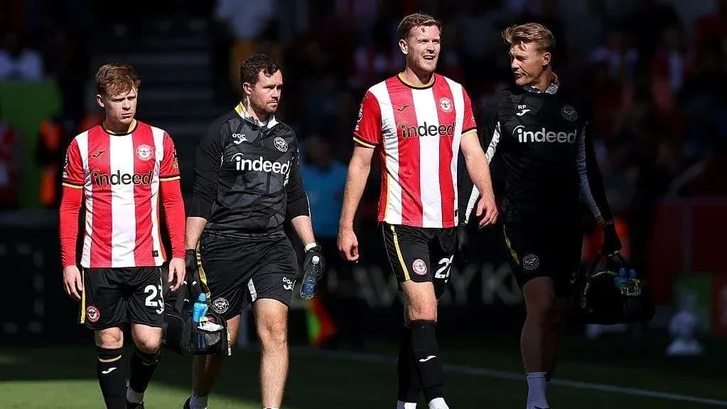 Игроки Brentford покидают поле после матча