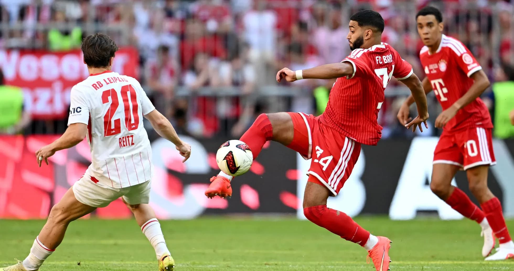 Игроки FC Bayern и RB Leipzig в момент игры