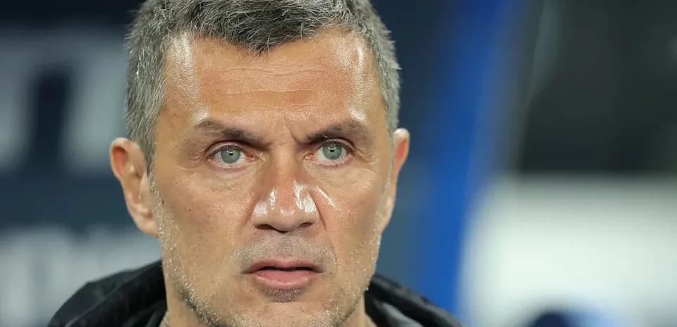 Тренер с серьезным выражением лица на матче