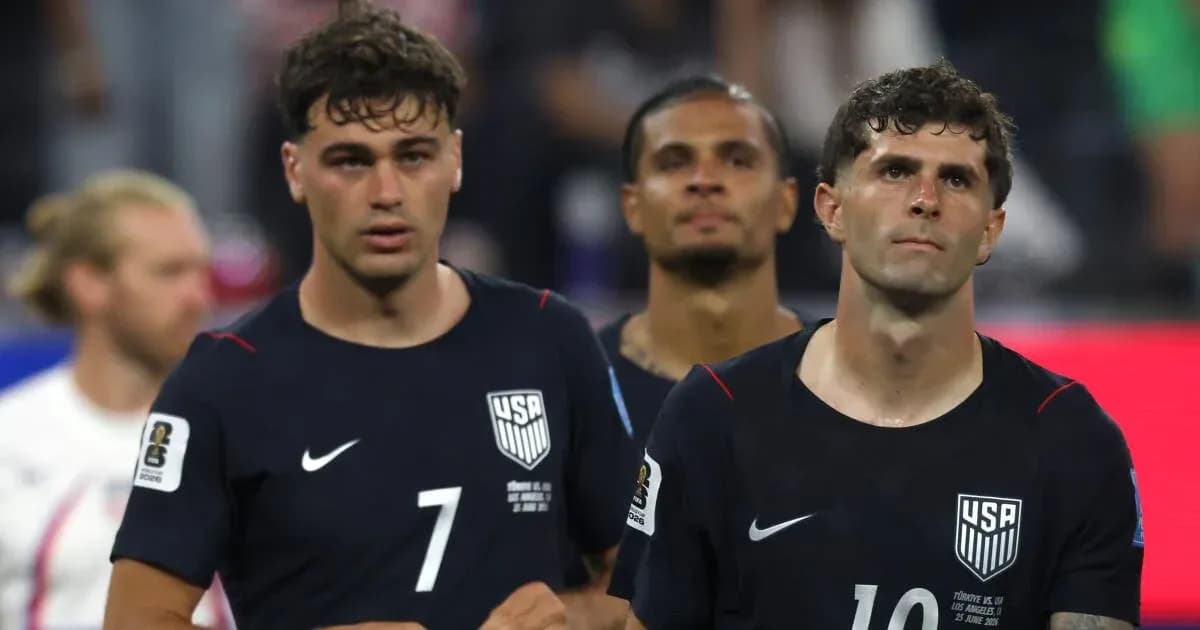 Игроки сборной США после матча на поле