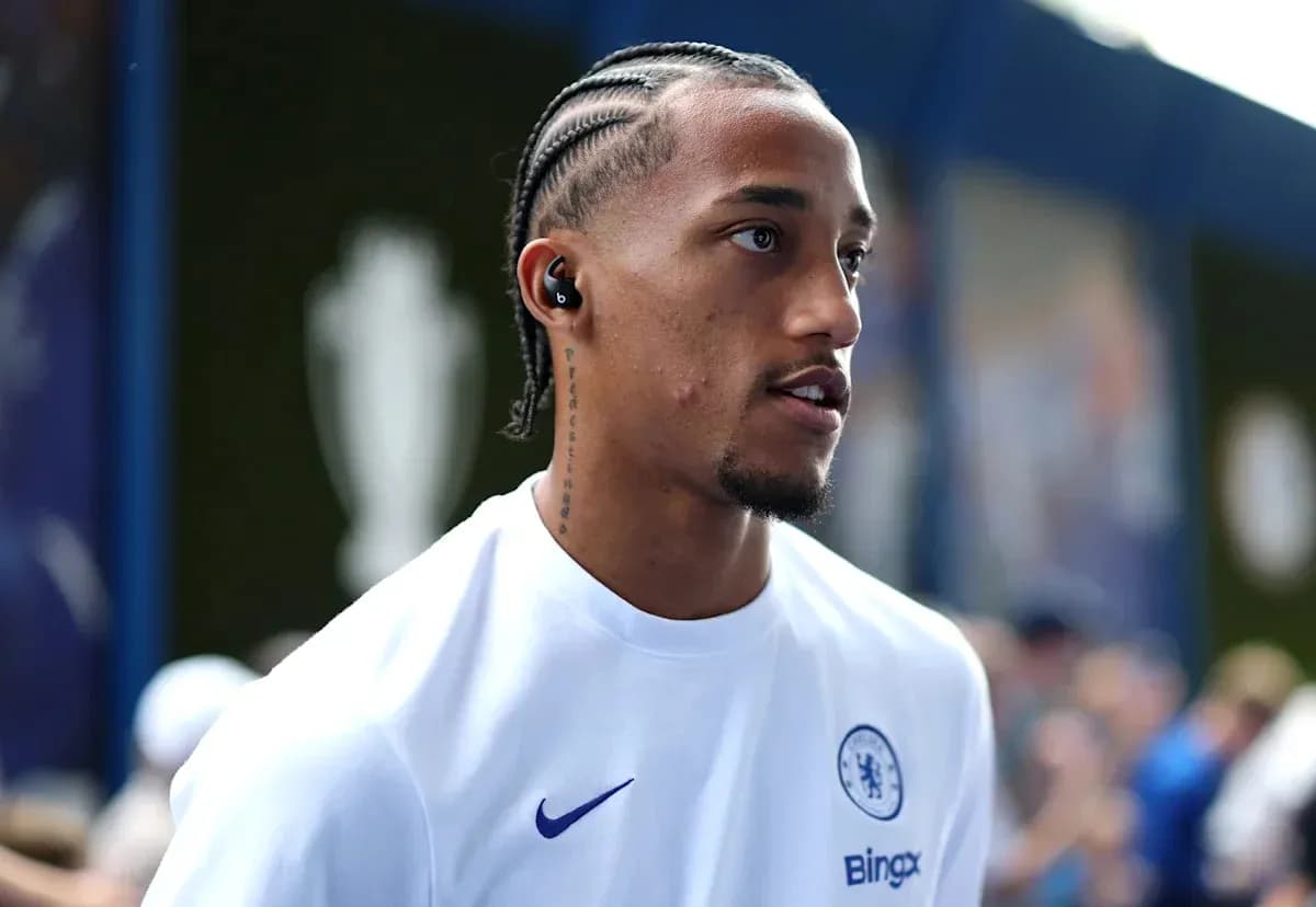 Игрок в футболке Chelsea на стадионе