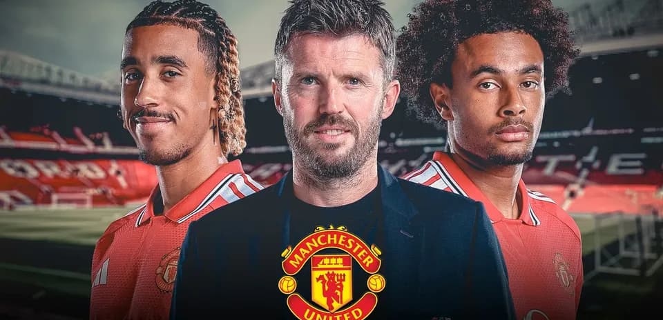 Три человека в форме Manchester United на стадионе