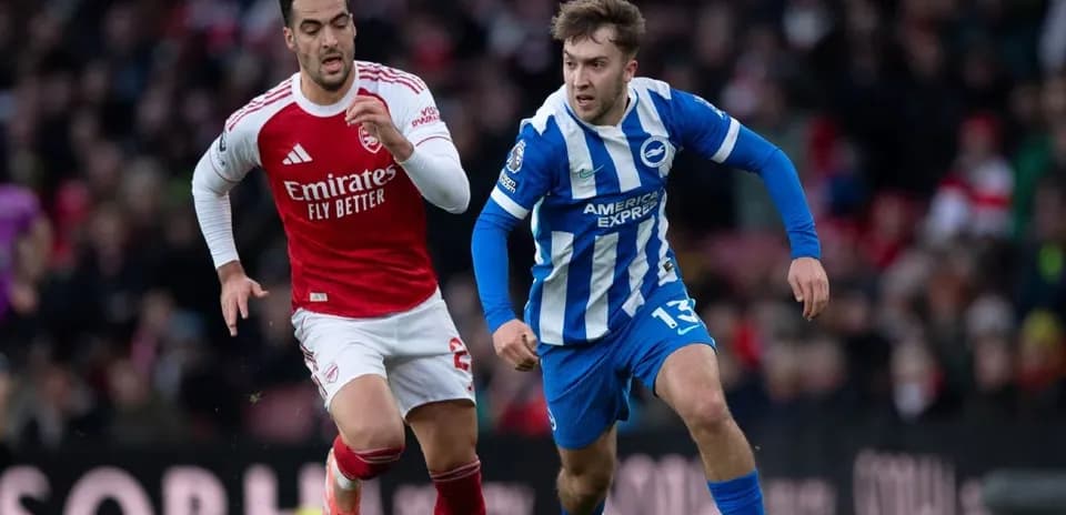 Игроки Arsenal и Brighton в борьбе за мяч