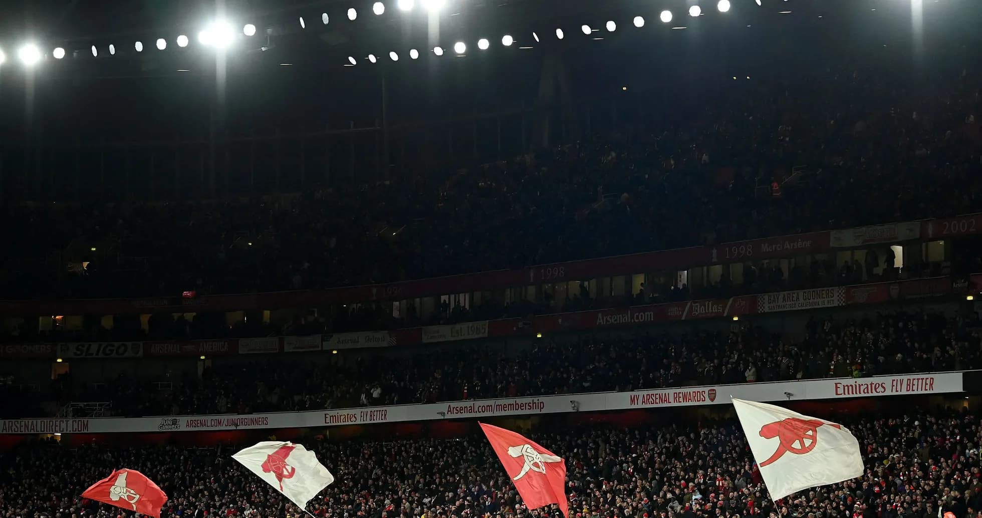 Болельщики с флагами Arsenal на стадионе