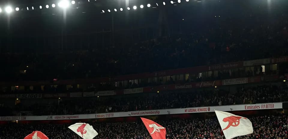 Болельщики с флагами Arsenal на стадионе