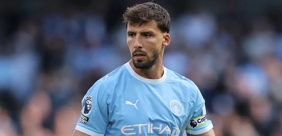 Игрок Manchester City в синей форме на поле