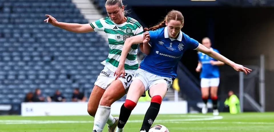 Игроки Celtic и Rangers борются за мяч на поле