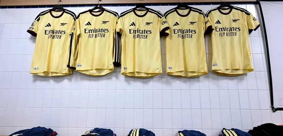 Желтые футболки Arsenal висят в раздевалке