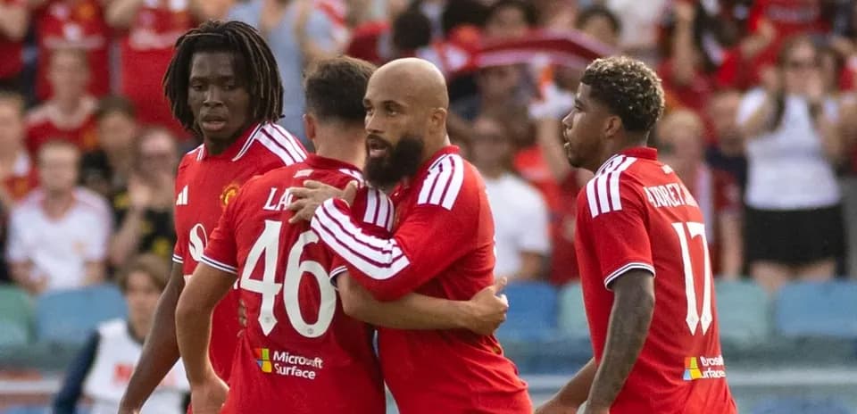 Игроки Manchester United отмечают гол на поле
