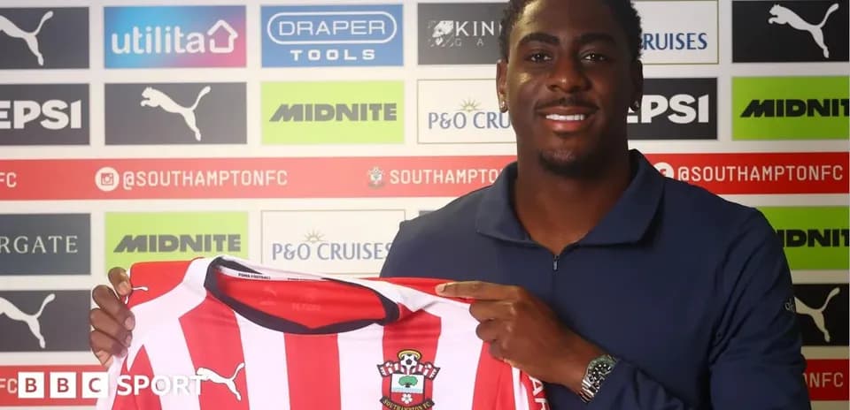 Игрок держит форму Southampton FC на пресс-конференции