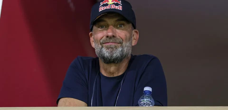 Человек в кепке Red Bull на трибуне