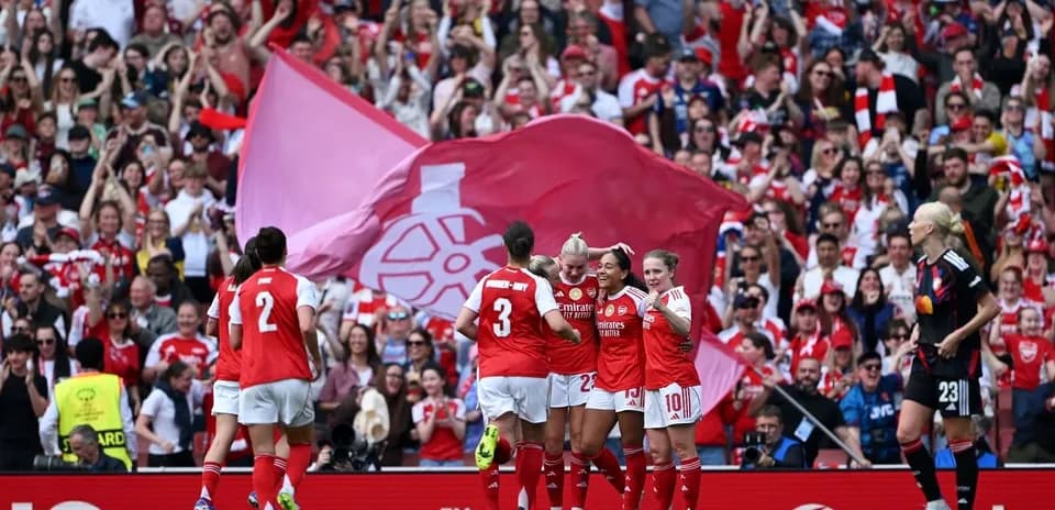 Игроки Arsenal празднуют гол с фанатами на трибунах