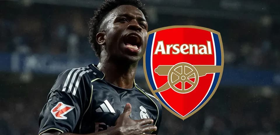 Игрок в черной форме празднует гол на фоне логотипа Arsenal