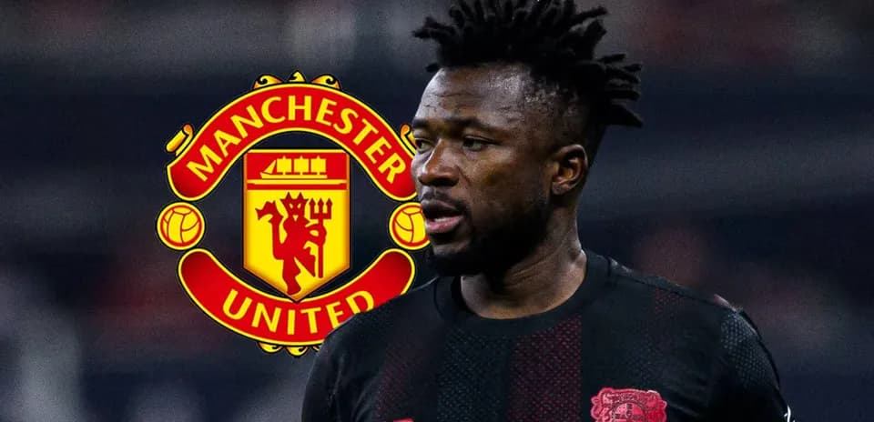 Игрок в черной форме с логотипом Manchester United