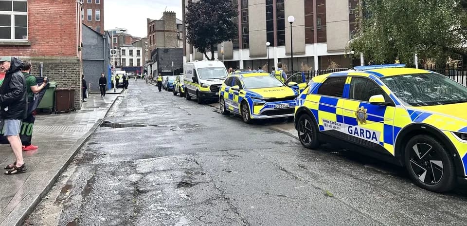 Полицейские машины Garda на пустой улице