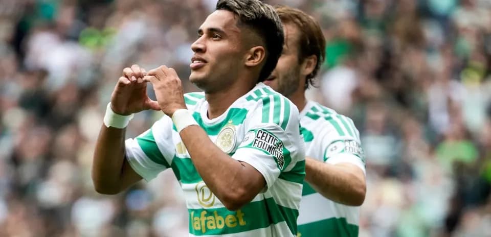 Игроки Celtic празднуют гол на стадионе
