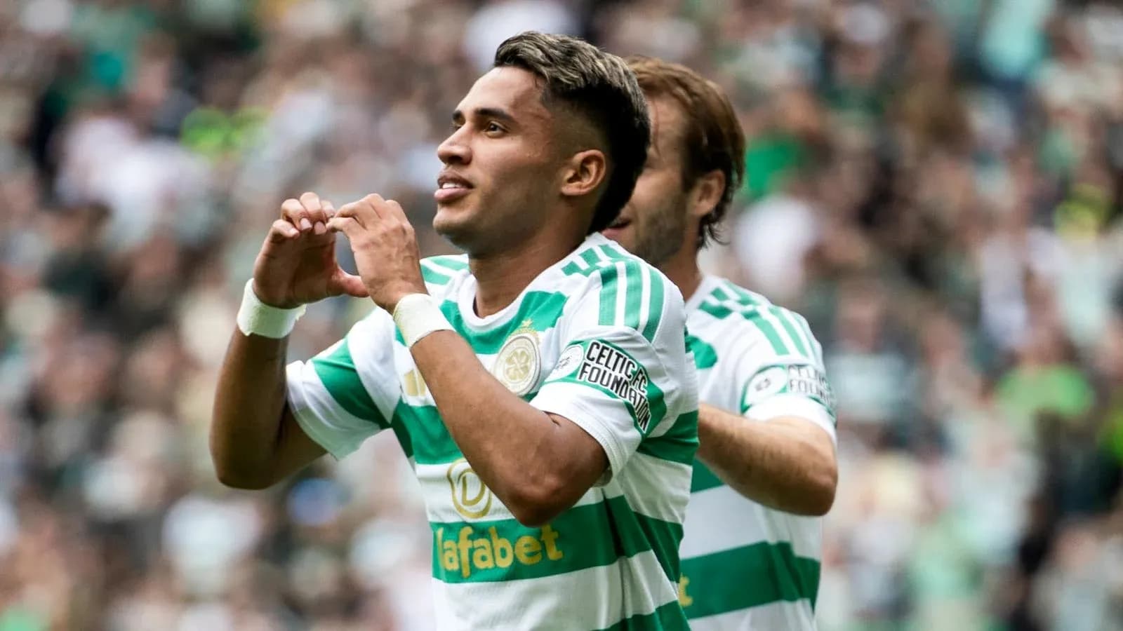 Игроки Celtic празднуют гол на стадионе