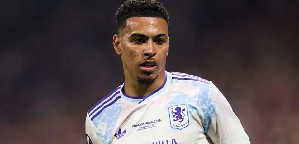 Игрок Aston Villa на поле во время матча