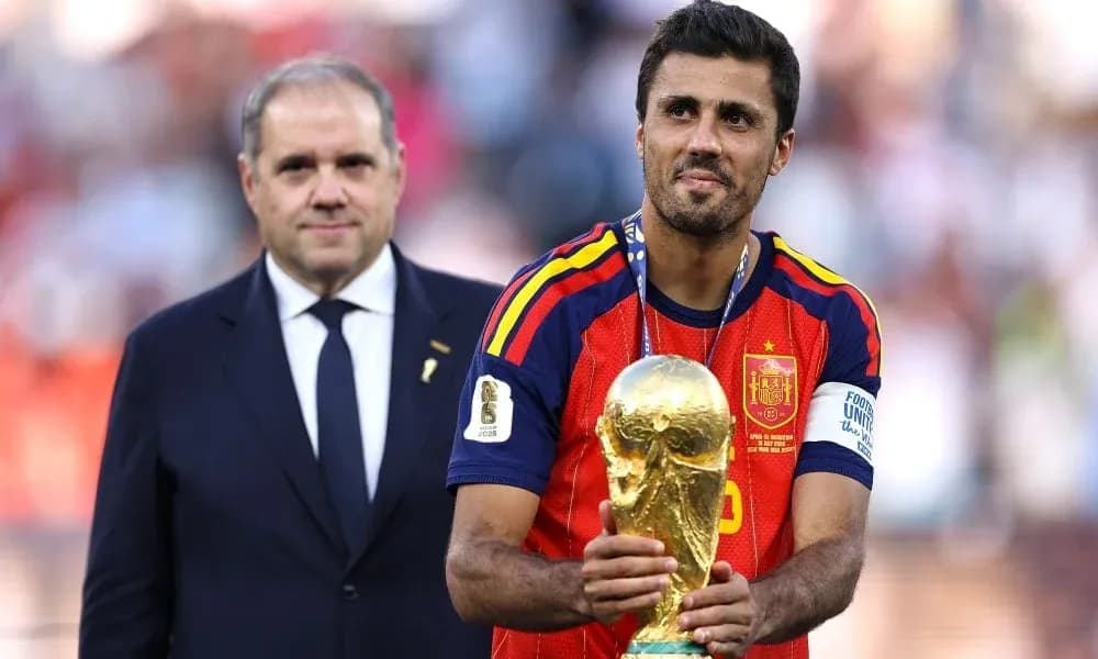 Игрок с Кубком мира на церемонии награждения