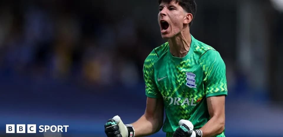 Вратарь Birmingham City празднует успешное действие