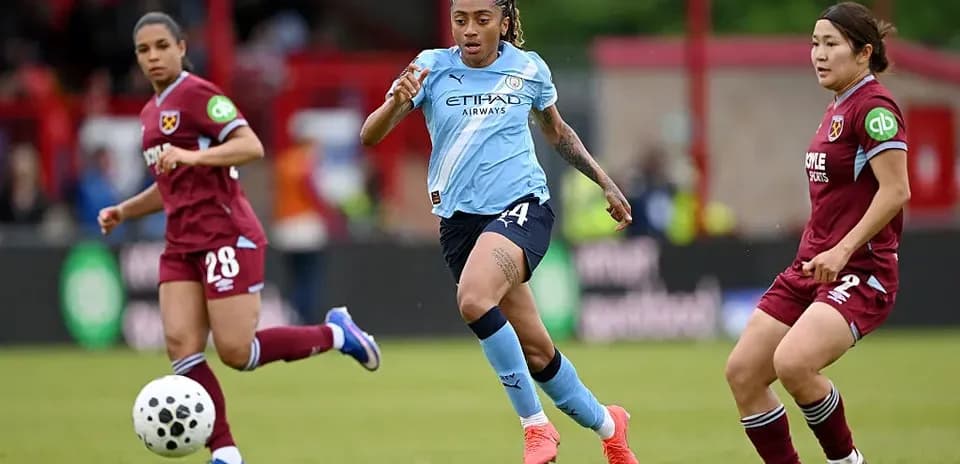 Игроки Manchester City и West Ham соревнуются за мяч