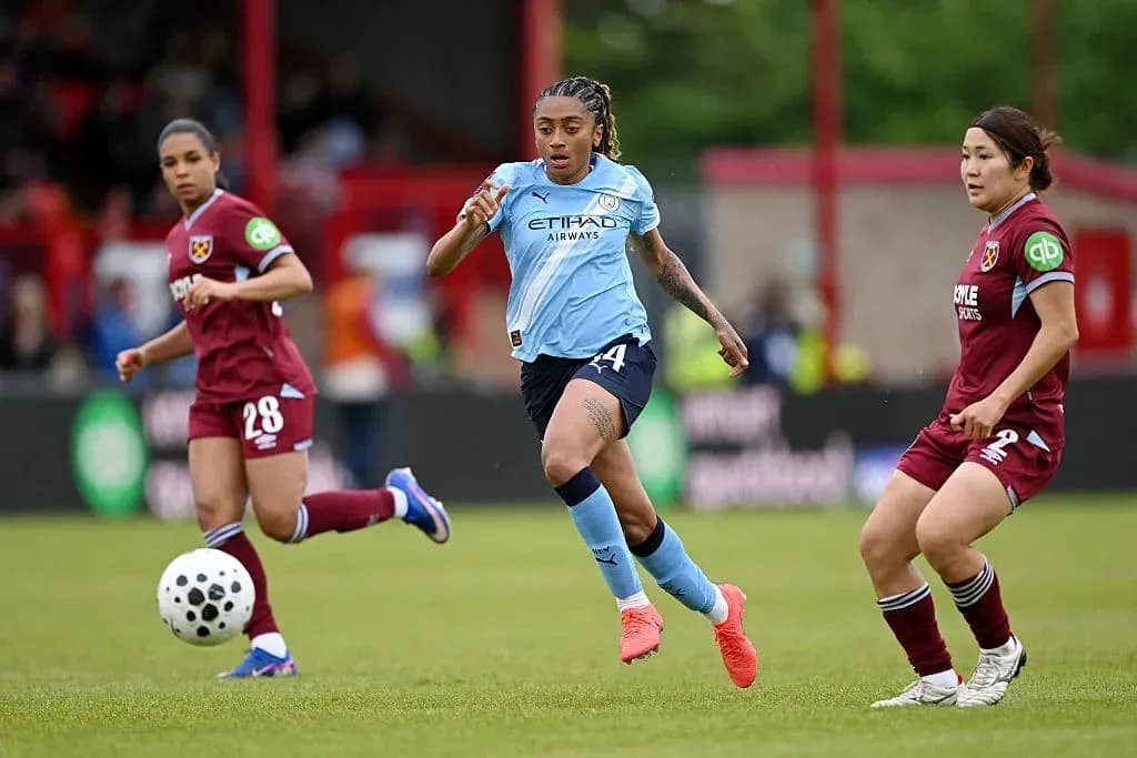 Игроки Manchester City и West Ham соревнуются за мяч