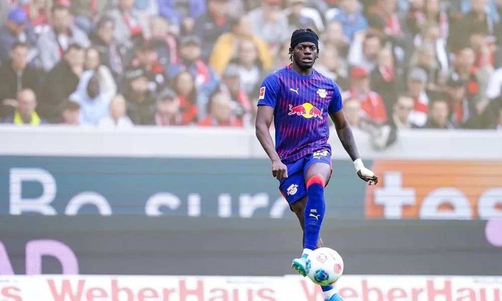Игрок RB Leipzig с мячом на поле стадиона