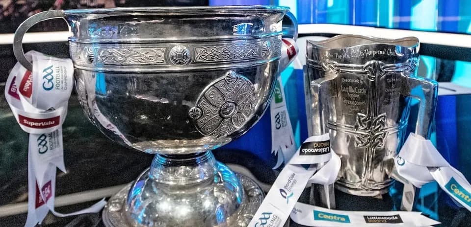 Два серебряных кубка с лентами GAA