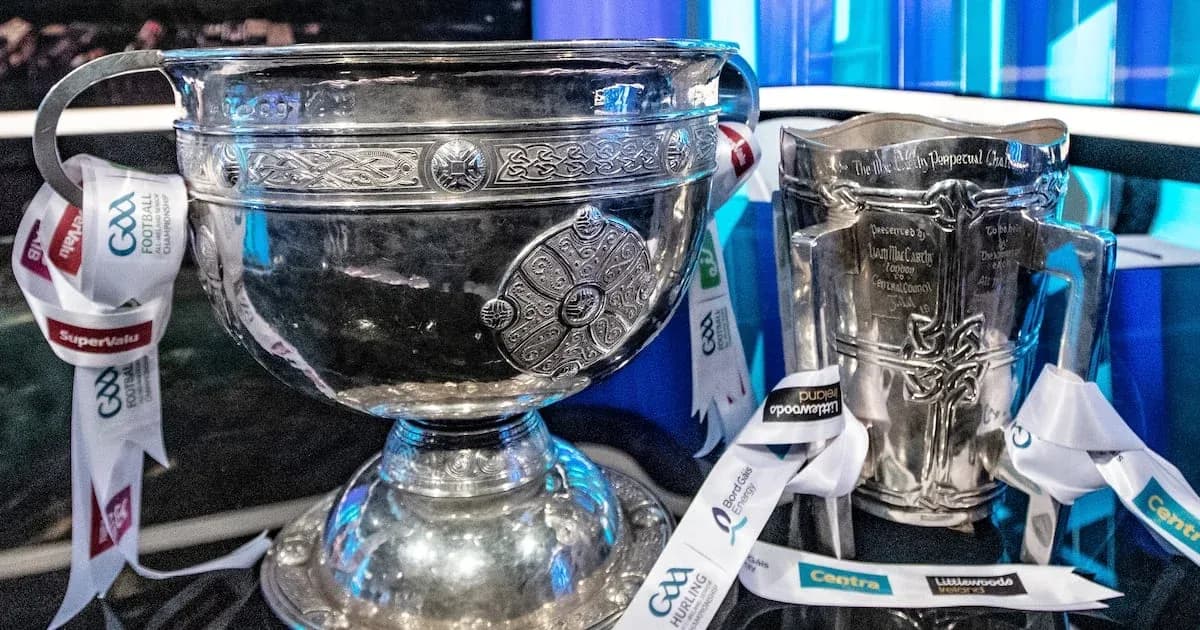 Два серебряных кубка с лентами GAA