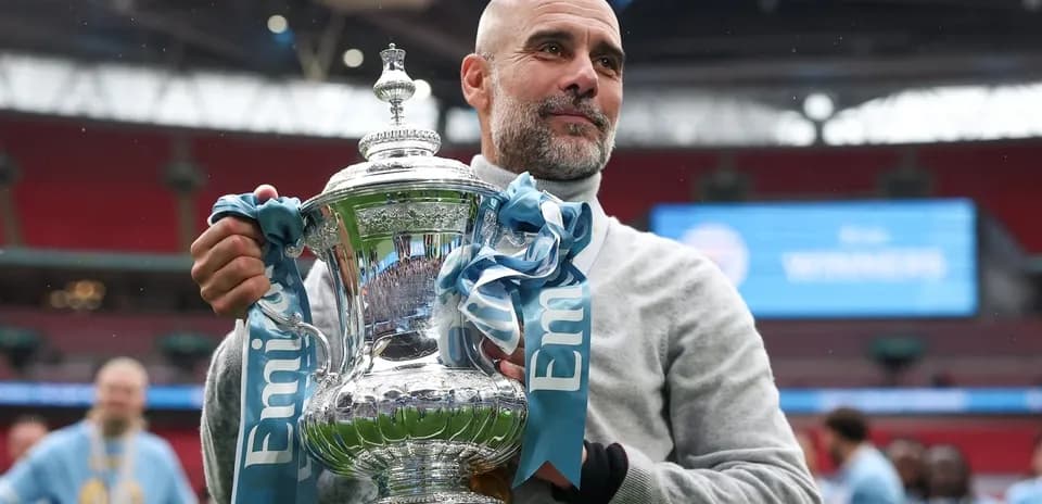 Тренер с кубком на стадионе Wembley
