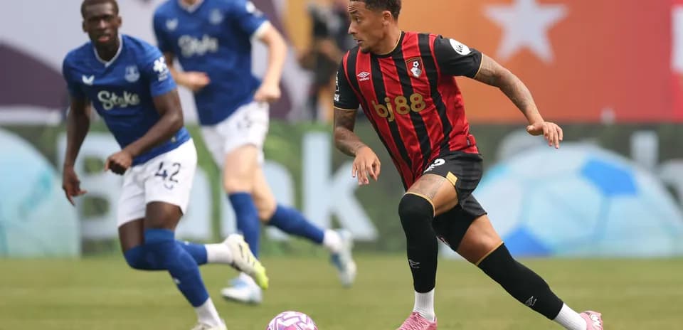 Игрок Bournemouth ведет мяч, игрок Everton в защитном режиме