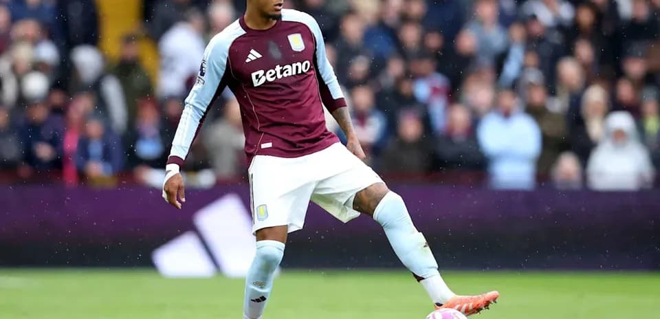 Игрок Aston Villa готовится к удару по мячу