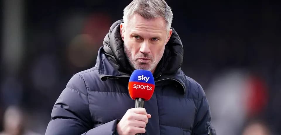 Комментатор с микрофоном Sky Sports на стадионе