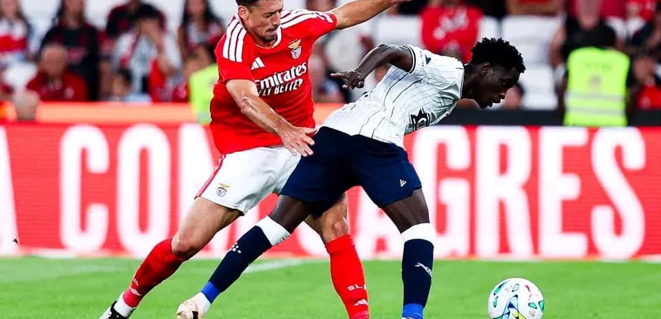 Игроки Aarhus и Benfica борются за мяч