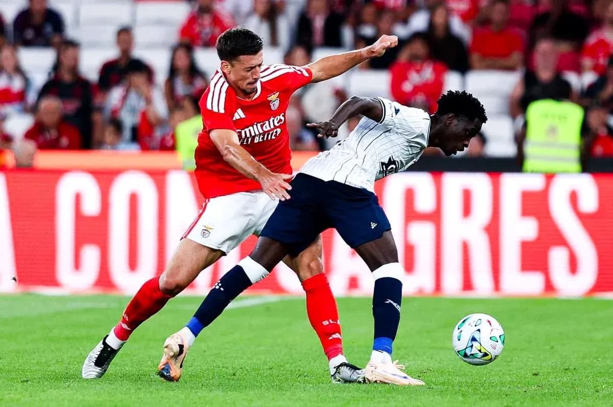 Игроки Aarhus и Benfica борются за мяч