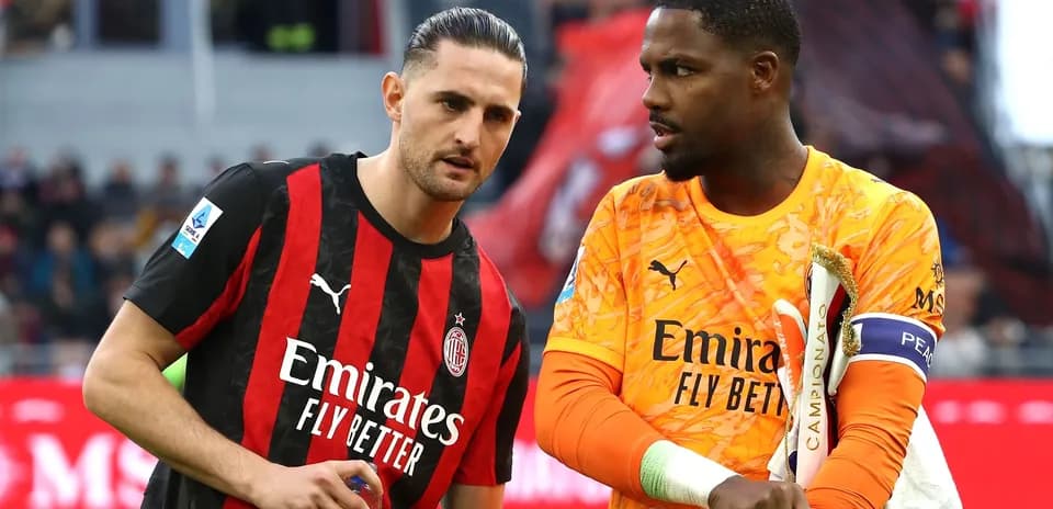 Игроки AC Milan обсуждают на поле после матча