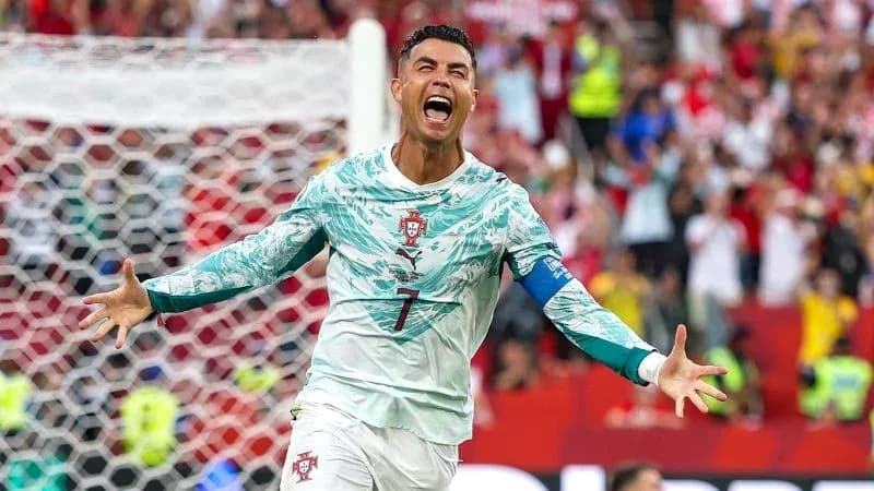 Игрок Португалии празднует гол на стадионе