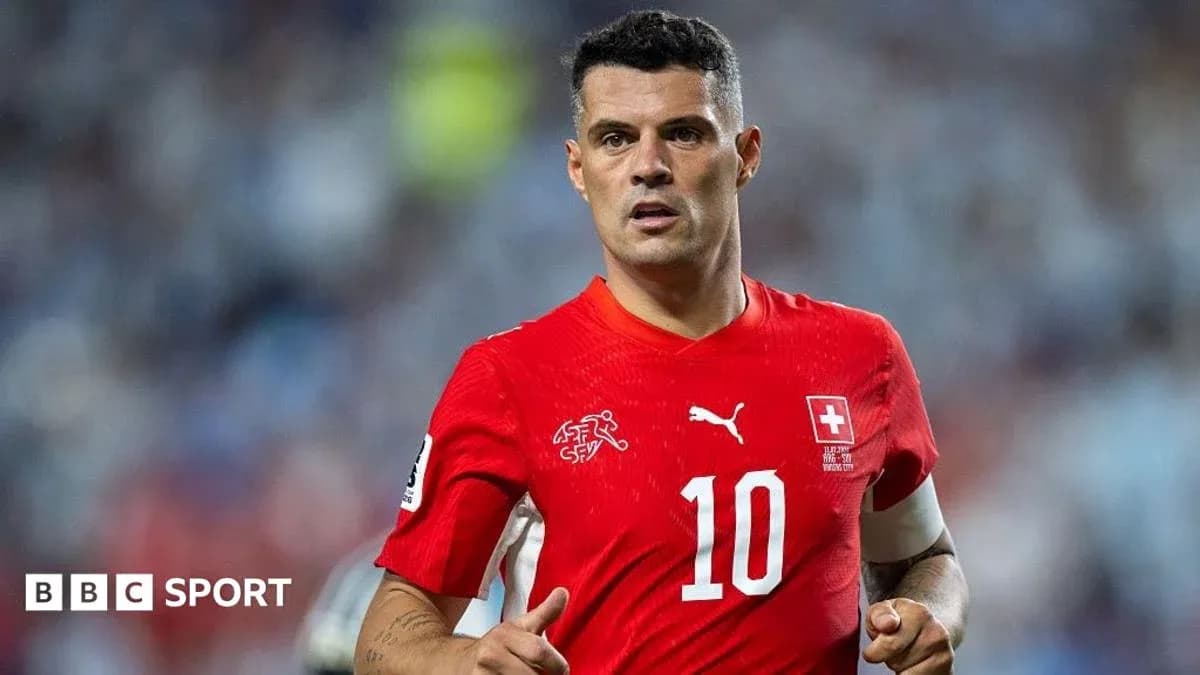 Игрок в красной форме Швейцарии на поле